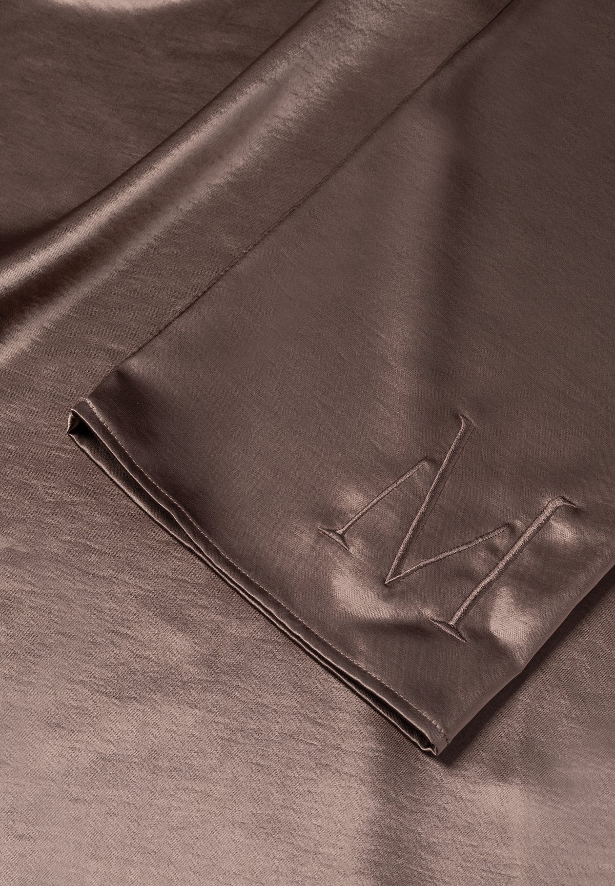 Robe fluide en satin taupe